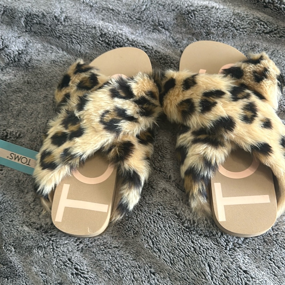 Toms leopard print slippers
